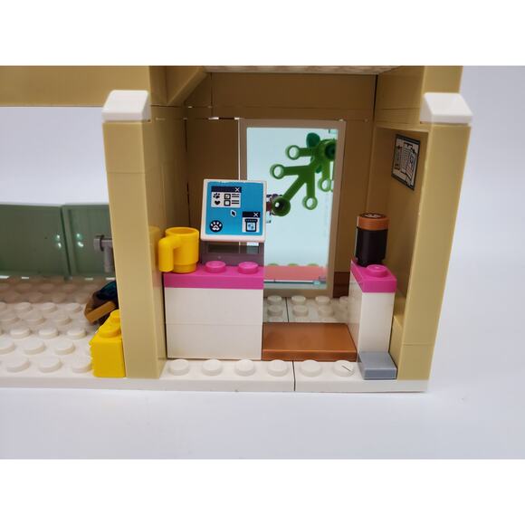 Lego Friends - Heartlake City Vet Clinic - 41446 - Picture 7 of 9